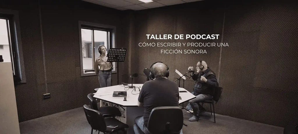 Imagen de una sesión de grabación en estudio del podcast "Yo fui Picasso". Anuncio taller podcast noviembre 2024 La Téermica